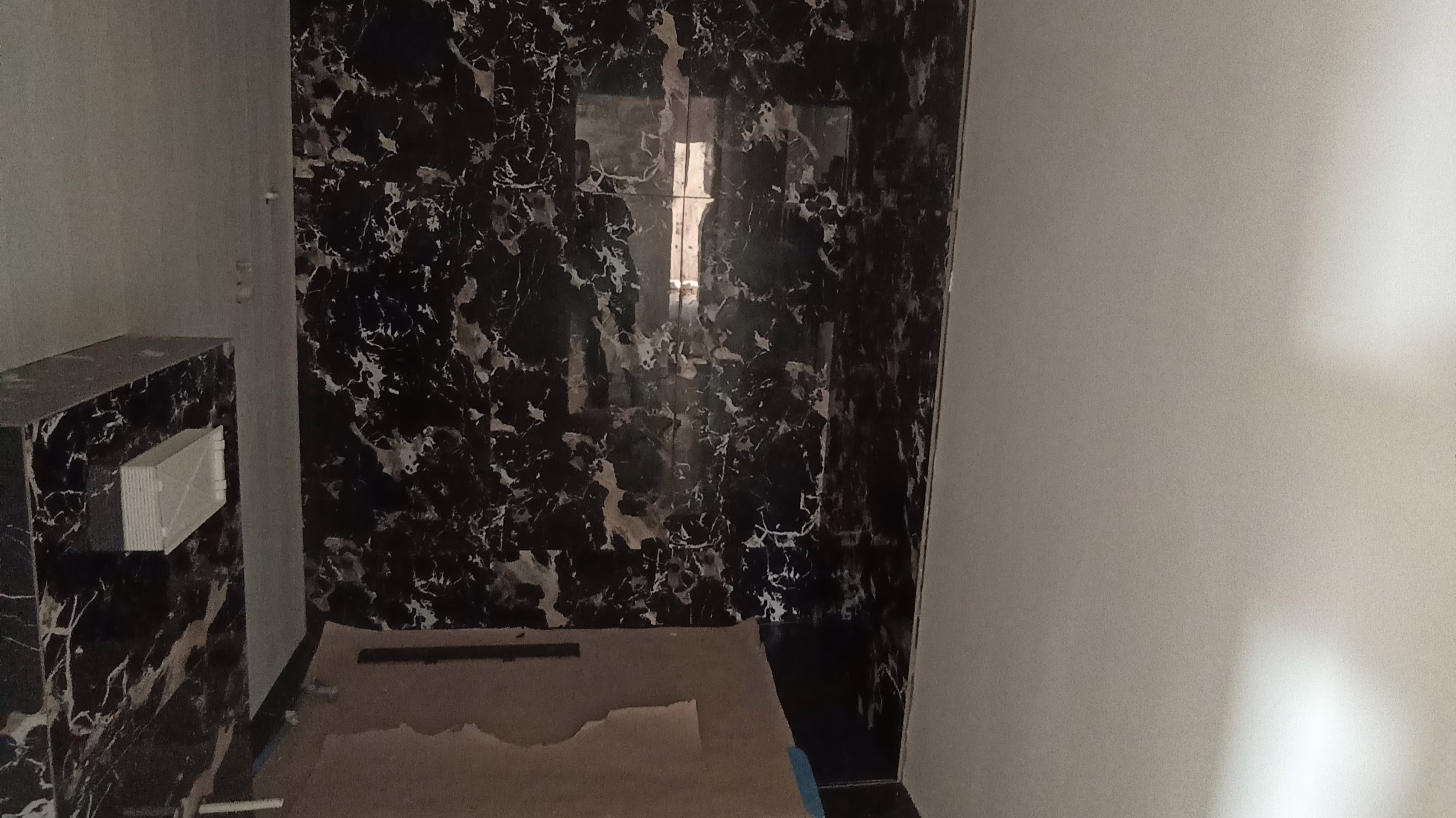 Nowoczesna czarna łazienka w domu jednorodzinnym z płytkami wielkoformatowymi