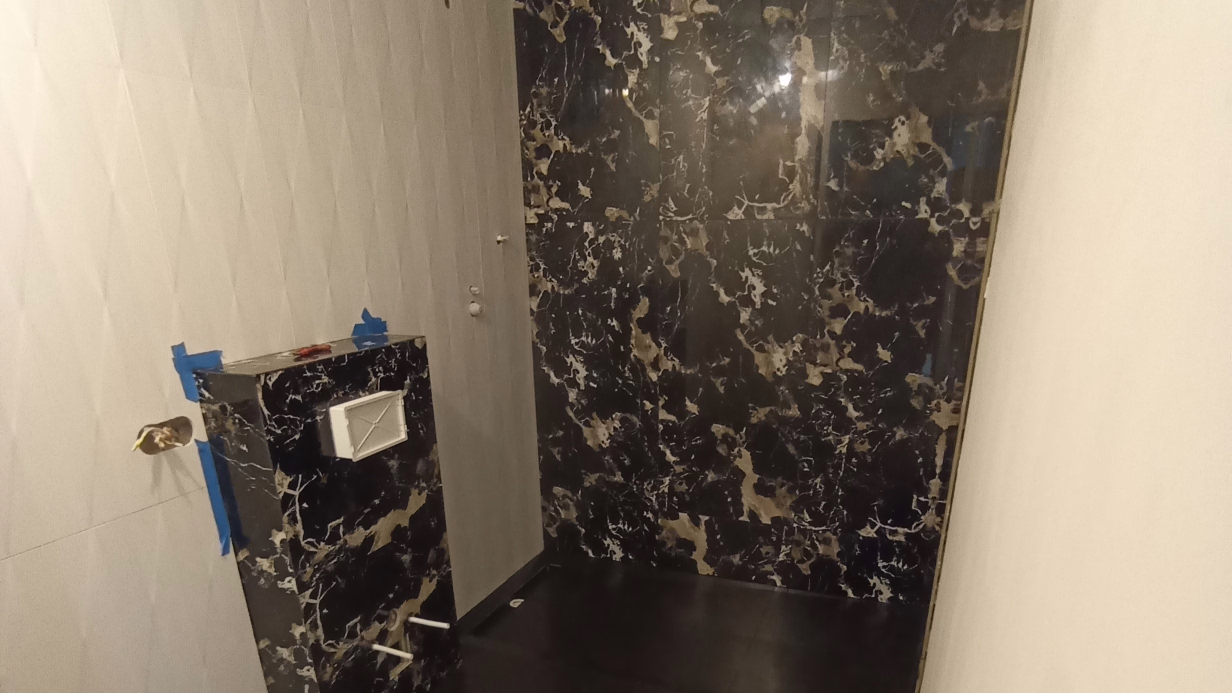 Elegancka czarna łazienka z armaturą podtynkową w domu jednorodzinnym