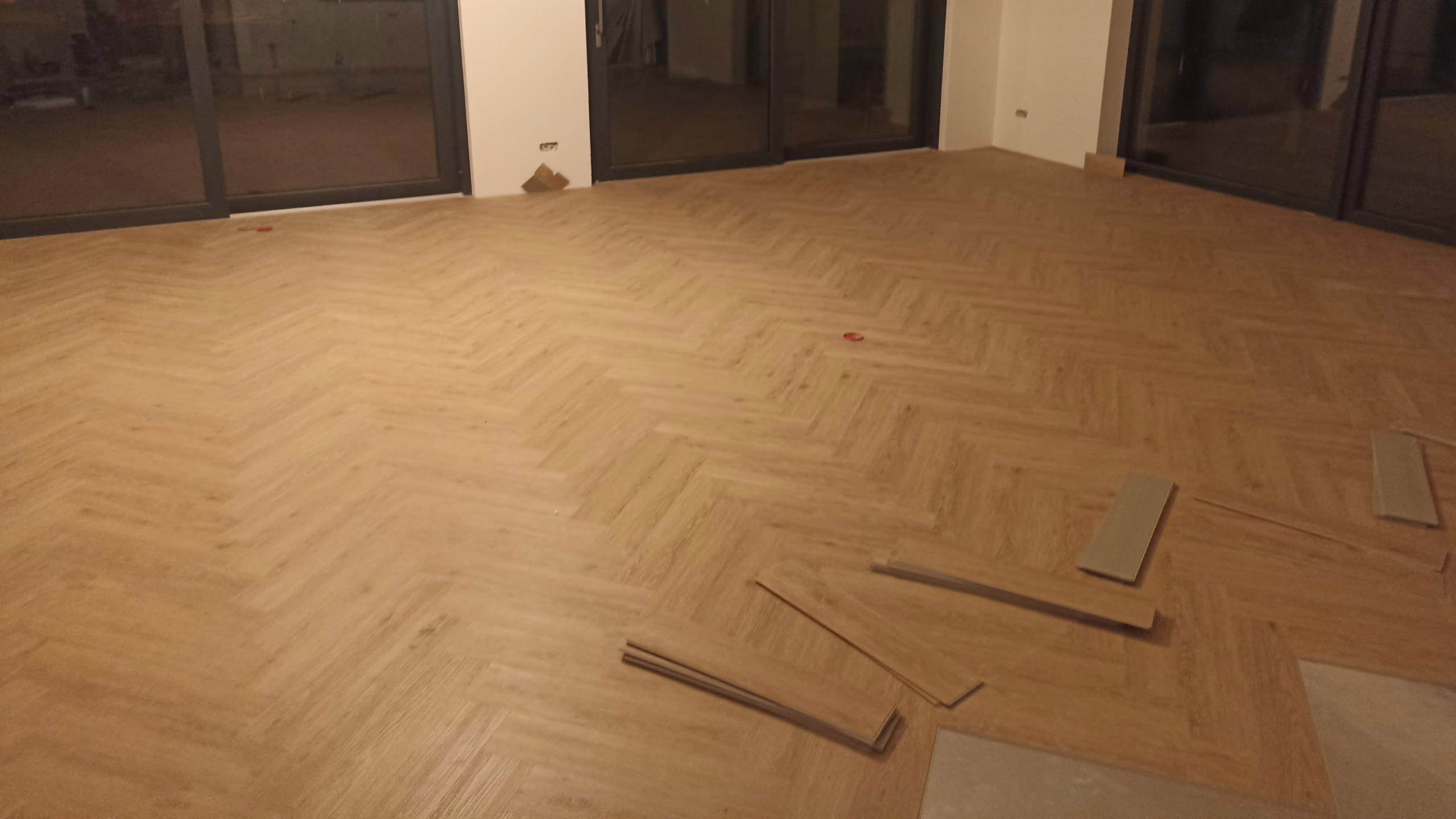elegancka podłoga w jodełkę wykończona listwami w domu jednorodzinnym