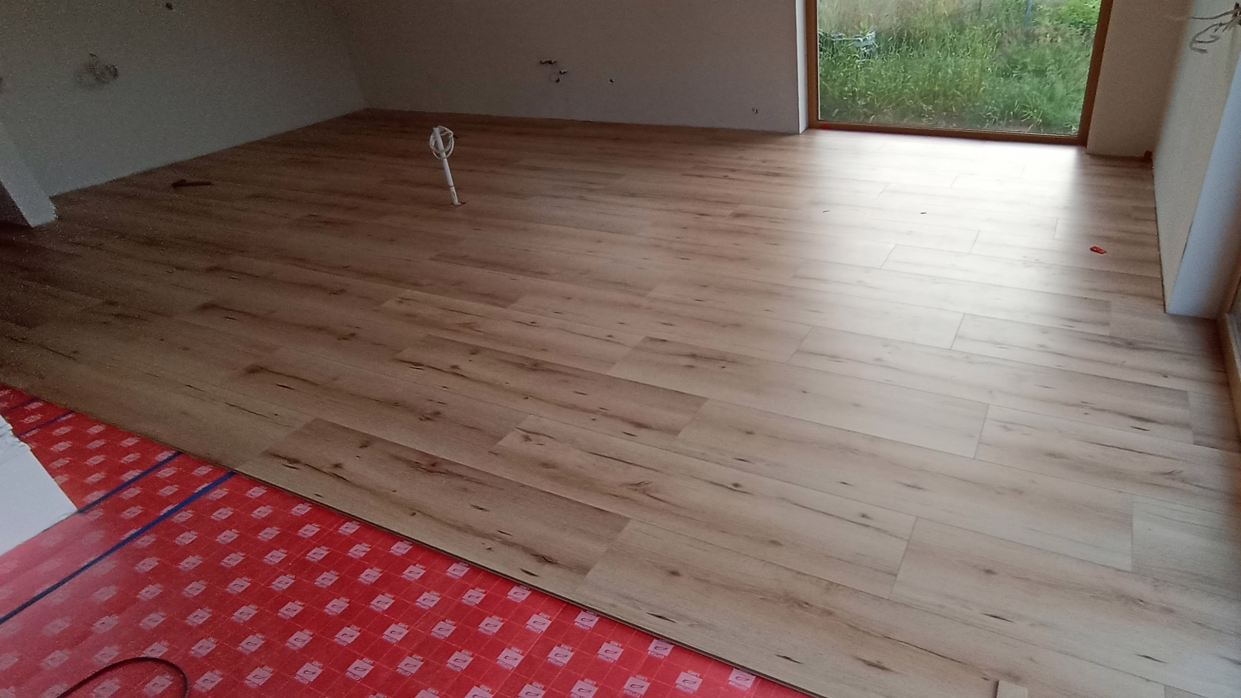 Efekt końcowy montażu paneli podłogowych nowa podłoga z paneli laminowanych w salonie