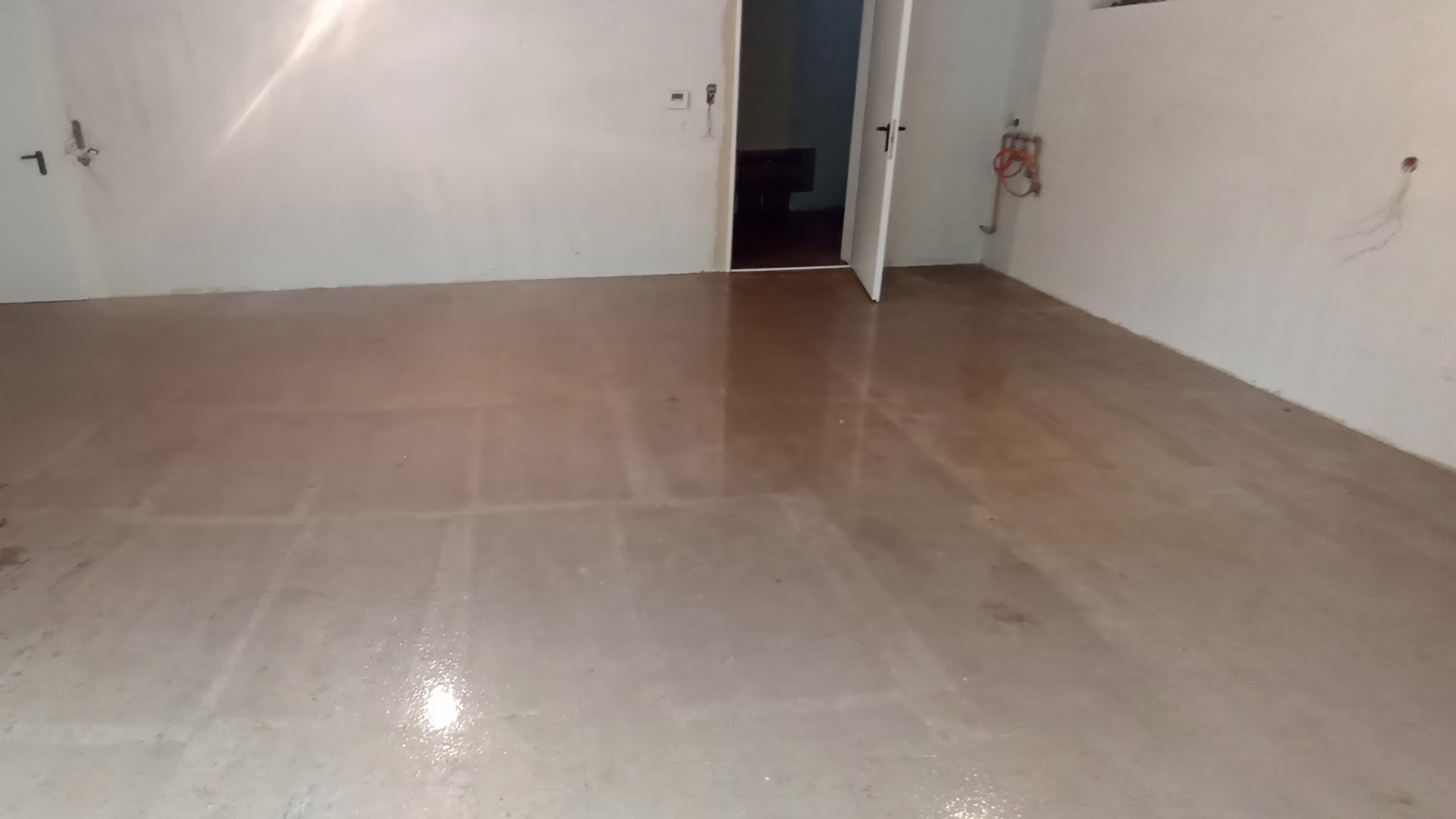 Precyzyjny montaż odpływu liniowego w systemie żywicznym profesjonalny montaż odpływu liniowego w posadzce epoksydowej