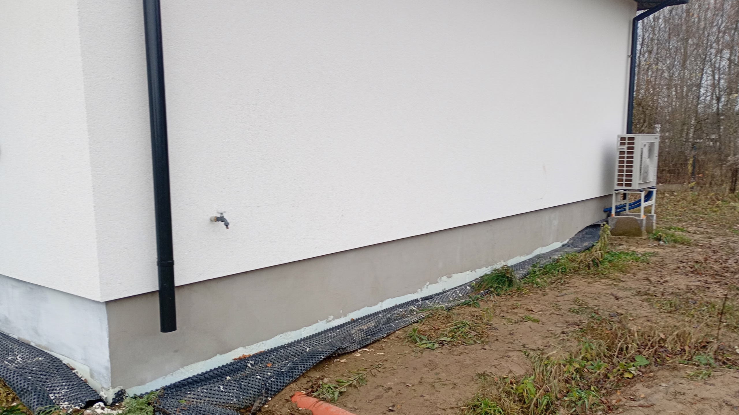 Przygotowanie podłoża pod tynk mozaikowy nakładanie warstwy zbrojącej z kleju na styropian elewacyjny