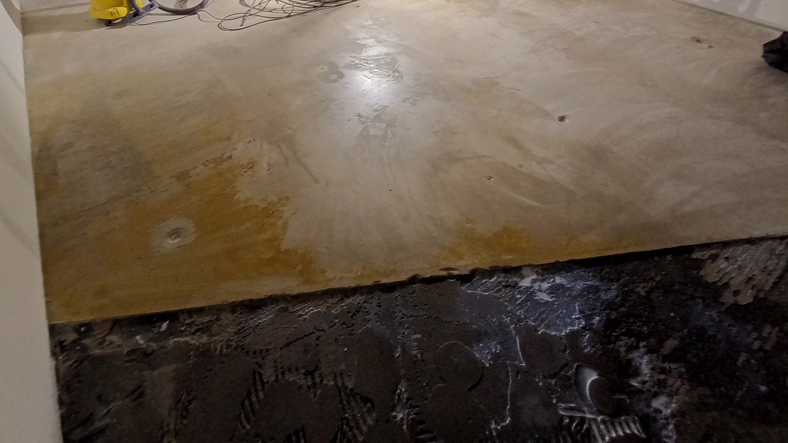 Przygotowanie posadzki betonowej do wylewania masy samopoziomującej mechaniczne przygotowanie podłoża pod wylewkę samopoziomującą weber