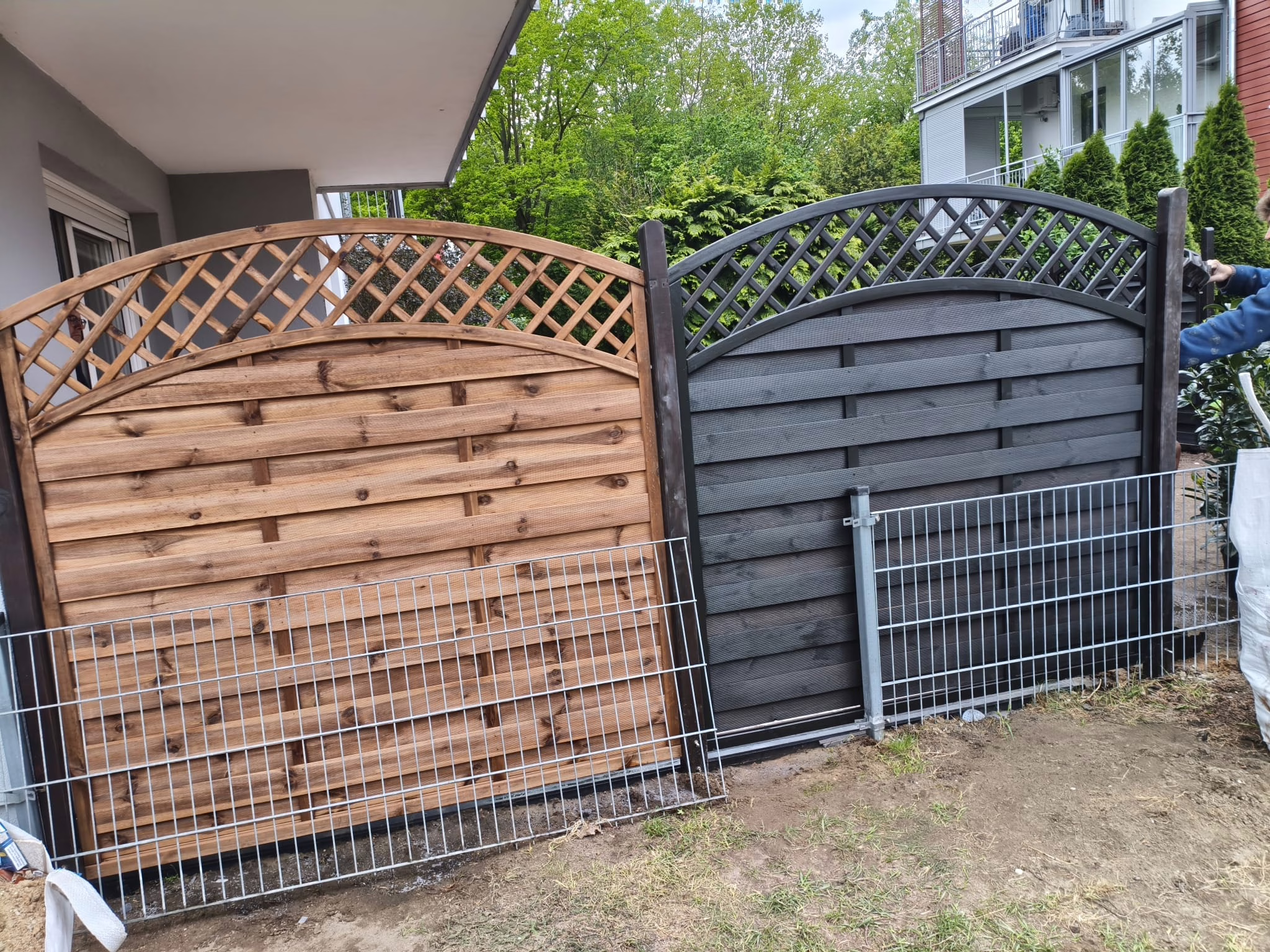 Profesjonalny montaż tarasu z płyt 120x30 na podsypce cementowej nowoczesny taras z płyt 120x30 w grafitowym otoczeniu