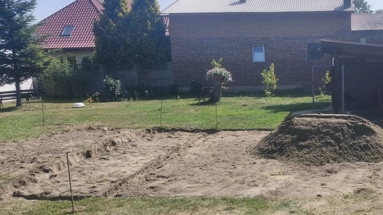 Profesjonalne przygotowanie podłoża pod garaż 6x6m przygotowanie terenu pod garaż usuwanie darni prace ziemne