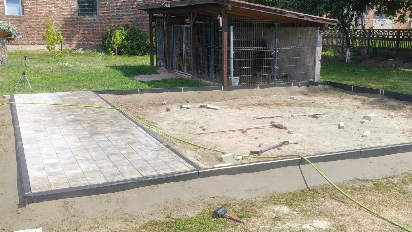 Montaż obrzeży i nawierzchni z kostki brukowej montaż obrzeży betonowych i układanie kostki brukowej przed garażem