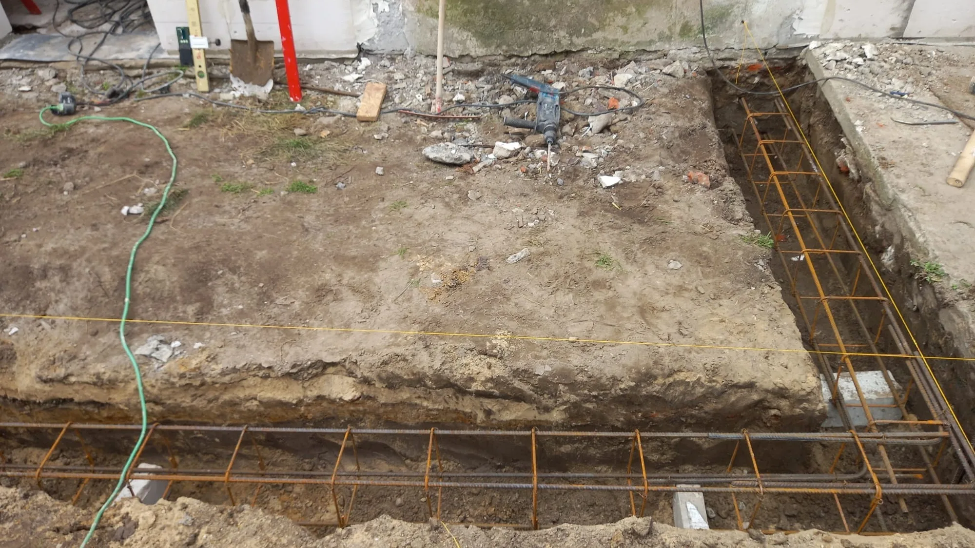 Wykonanie ławy fundamentowej pod wiatrołap budynku gospodarczego przygotowanie ławy fundamentowej pod dobudowywany wiatrołap w adaptowanym budynku gospodarczym