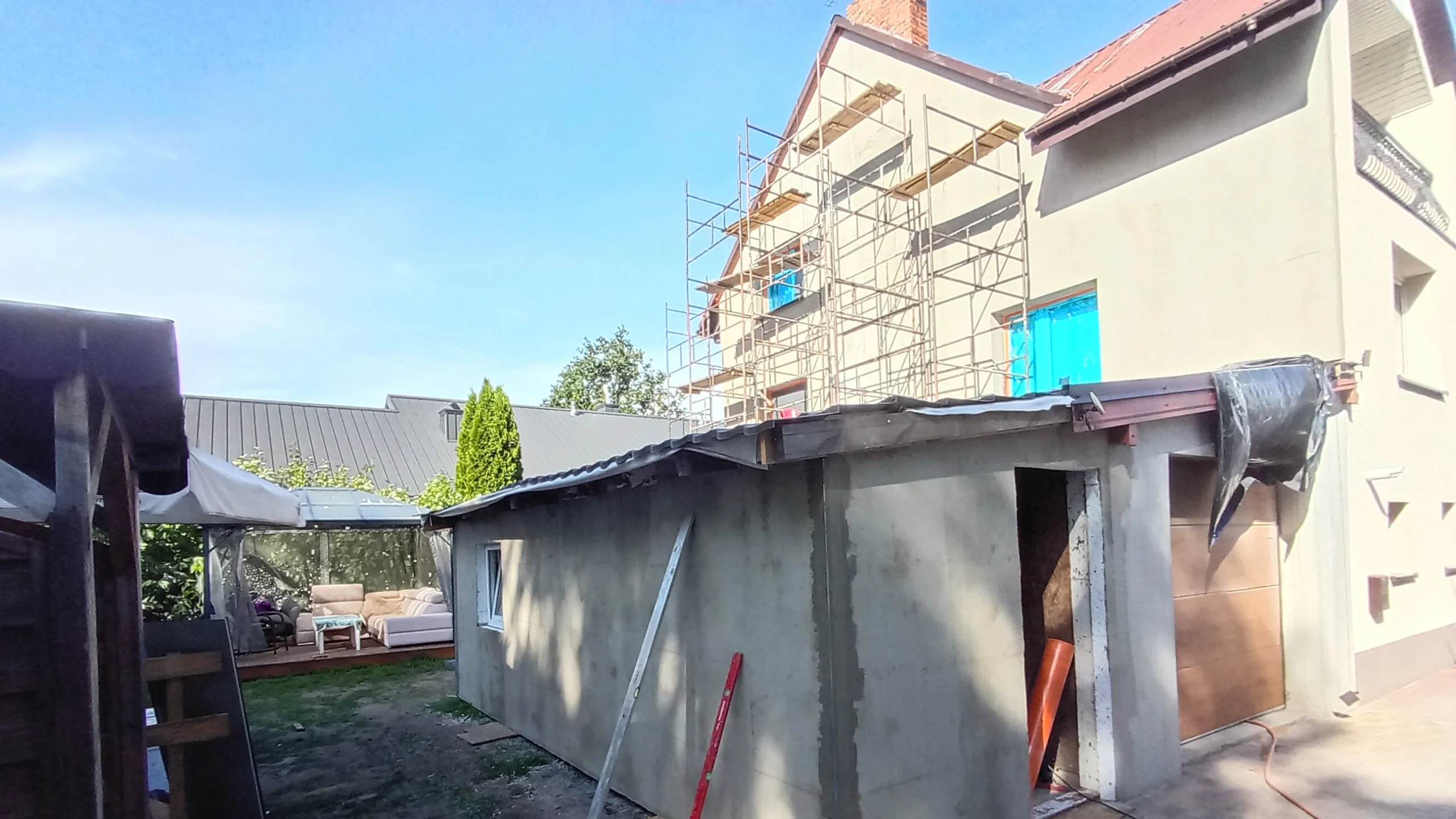 Proces ocieplania budynku styropianem i zbrojenie siatką montaż styropianu i warstwy zbrojącej na elewacji