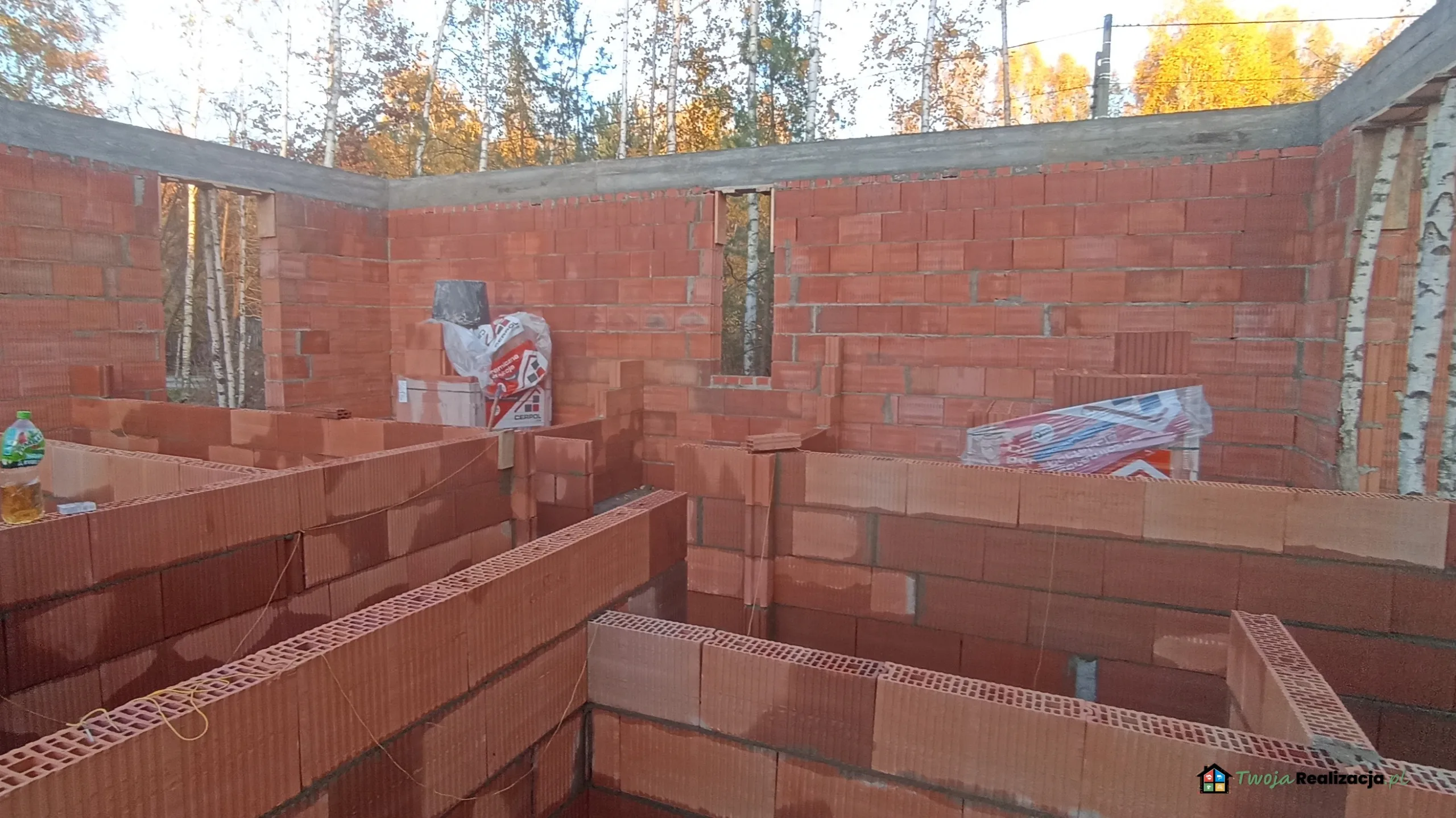 Ściany działowe z pustaków wznoszone wewnątrz nowego domu podczas prac budowlanych