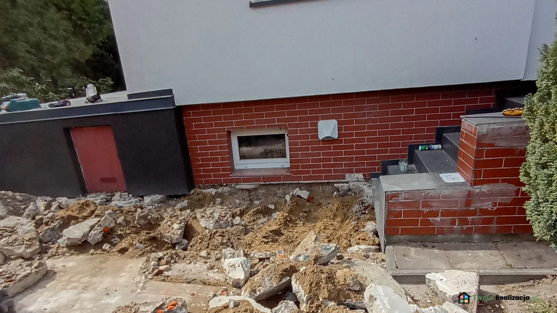 Odsłonięta ściana fundamentowa po osuszeniu i hydroizolacji, przygotowana do ocieplenia płytami XPS