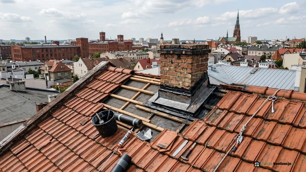 Remont dachu i komina z uszczelnianiem poszycia oraz naprawą dachów w Łodzi